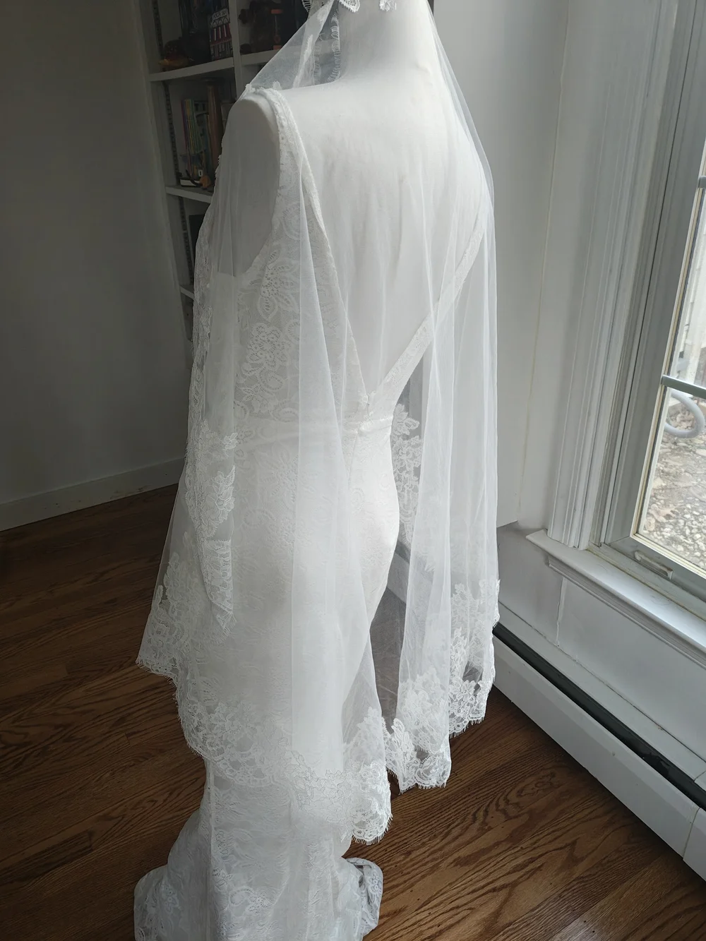 Elegant Mantilla Lace Edge Bridal Veil -  Creamy White - Picture 7 of 11